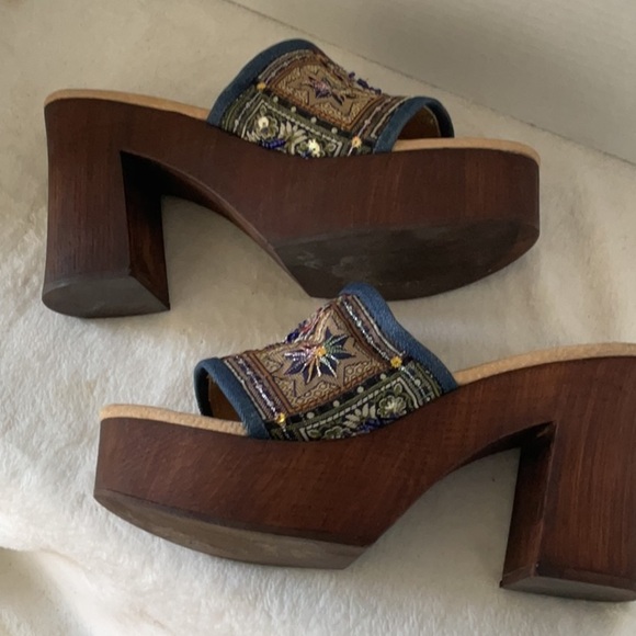 Sbicca Red and Blue Mules with Embroidered Design - Picture 5 of 5